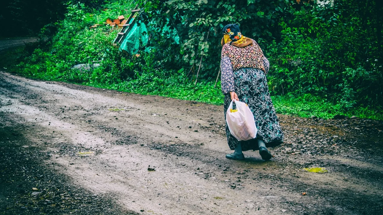 Vendi i njen pas Milo u prirodi