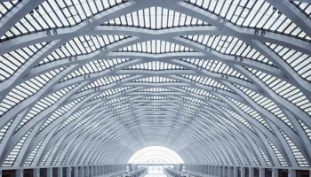 China trebuia să construiască o gară feroviară în nouă ore: a reușit să îndeplinească această sarcină, angajând 1500 de muncitori, 23 de excavatoare și o organizație militară.