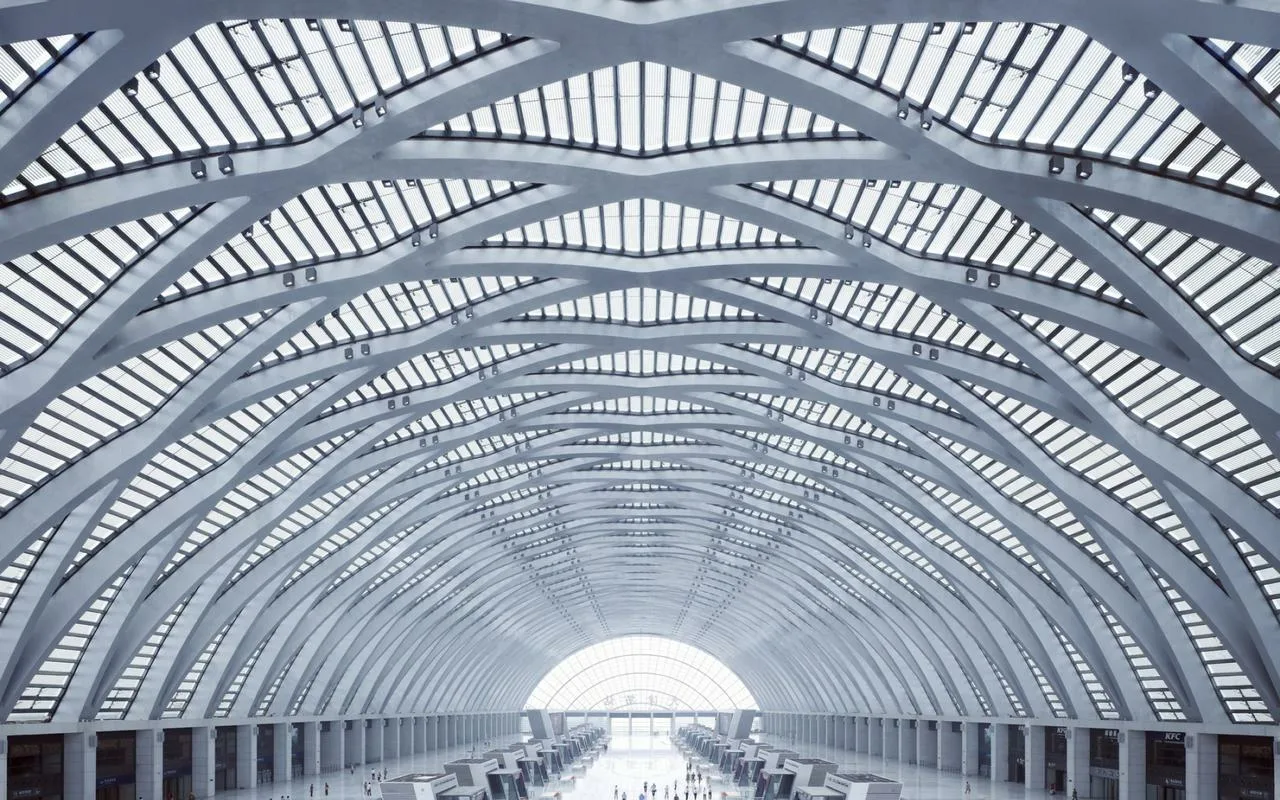 China trebuia să construiască o gară feroviară în nouă ore: a reușit să îndeplinească această sarcină, angajând 1500 de muncitori, 23 de excavatoare și o organizație militară.