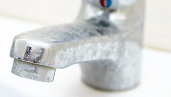 Non è l’aceto: qual è il modo migliore per eliminare il calcare dai rubinetti