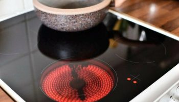 Graffi sulla piastra in ceramica. Un amico che lavora in un negozio di elettronica e elettrodomestici mi ha consigliato cosa fare