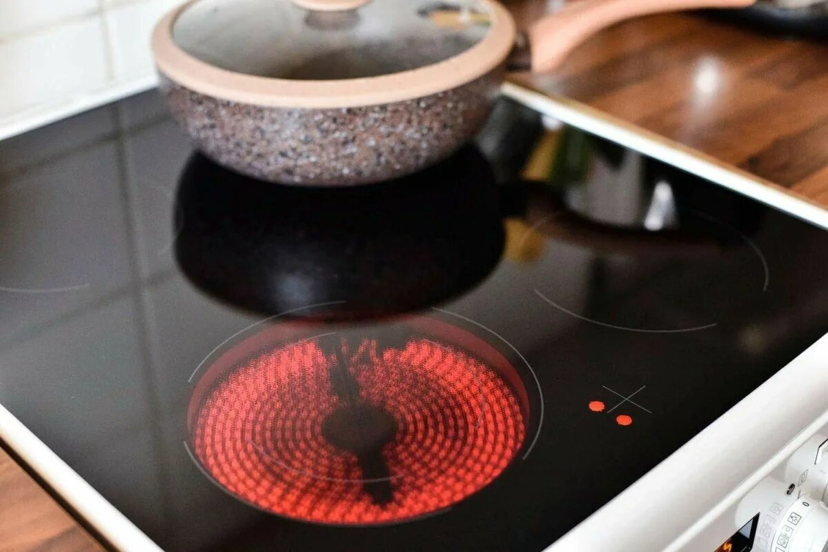 Graffi sulla piastra in ceramica. Un amico che lavora in un negozio di elettronica e elettrodomestici mi ha consigliato cosa fare