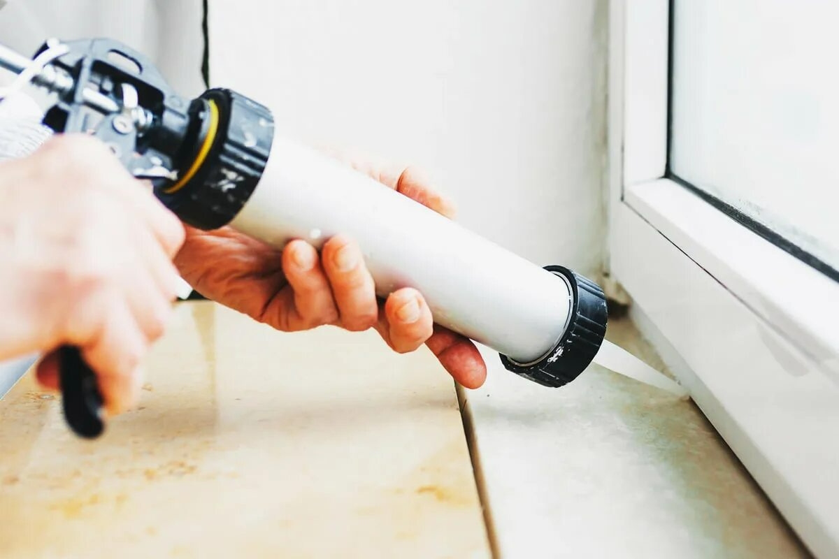 Kako zabrtviti PVC prozor uz prozorsku klupčicu za topliji dom?