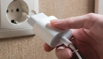 Consecințele lăsării încărcătorului conectat toată ziua fără telefonul conectat.