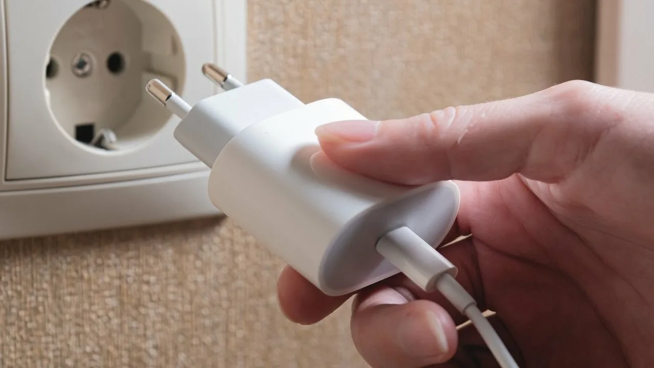 Consecințele lăsării încărcătorului conectat toată ziua fără telefonul conectat.