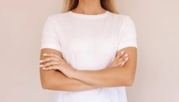 Cosa significa incrociare le braccia mentre si ascolta, secondo la psicologia