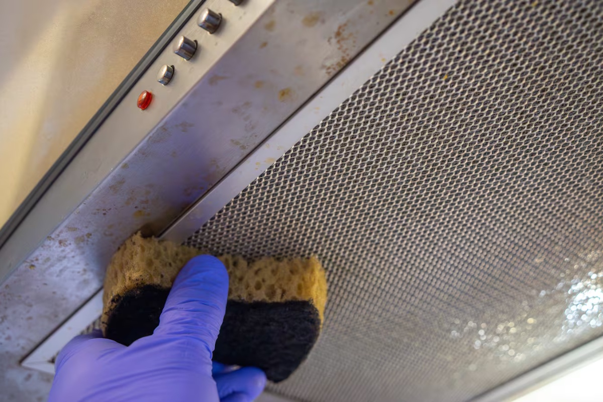 Ni soda bikarbona ni deterdžent: kako očistiti kuhinjski aspirator i ukloniti masnoću bez muke – image 1