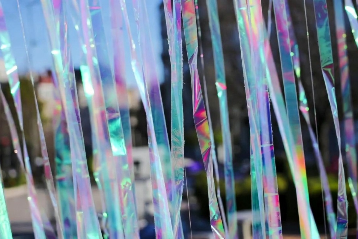 Kačenje holografskih traka na balkon: zašto se preporučuje i čemu služe – image 1