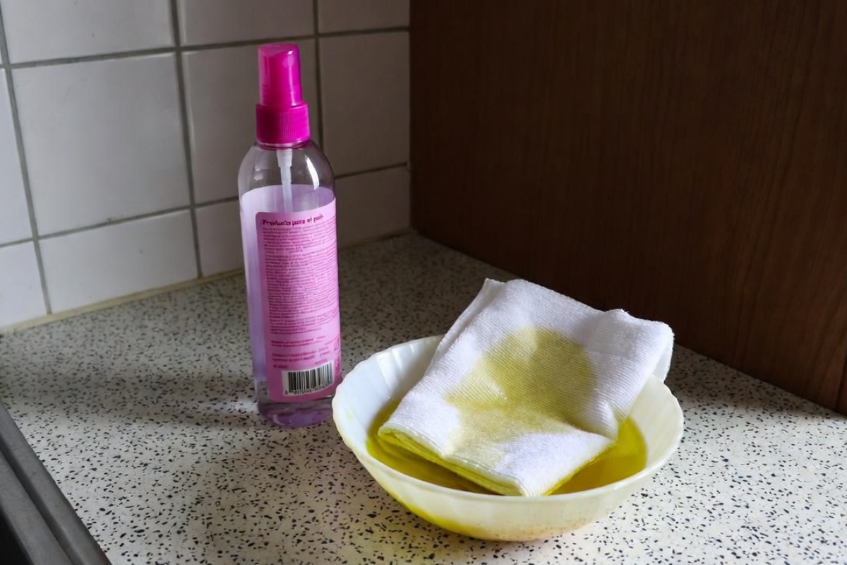 Trik za uklanjanje mrlja od masnoće na odeći i u kuhinji pomoću proizvoda za kosu – image 1