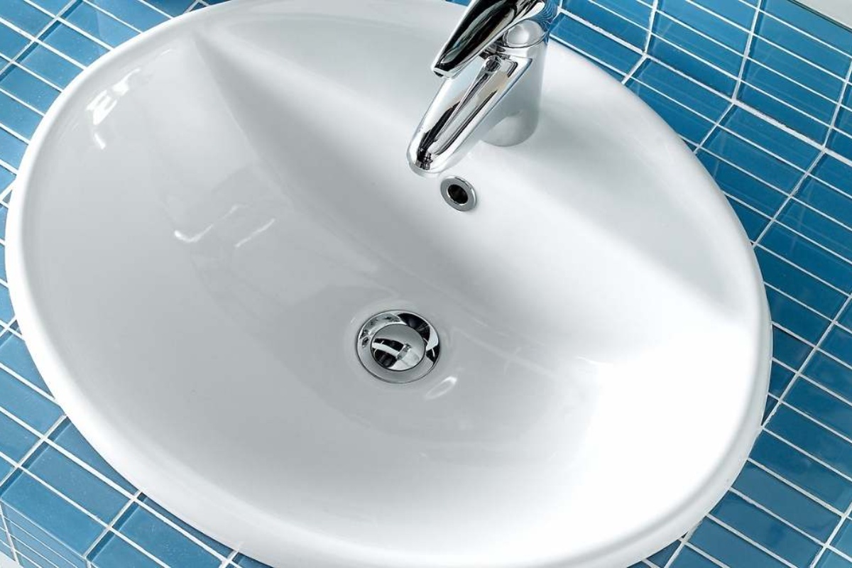 Zbogom žutim mrljama na lavabou: Tehnika za uklanjanje tvrdokornog kamenca i vraćanje bele boje bez oštećenja slavina – image 1