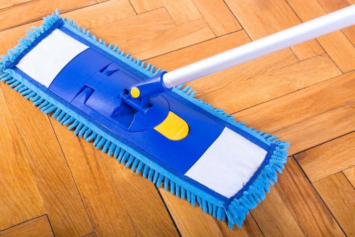 Čist i sjajan parket kao prvog dana: proizvod u kanti za brisanje zbog kojeg će pod sijati već nakon prvog poteza – image 1