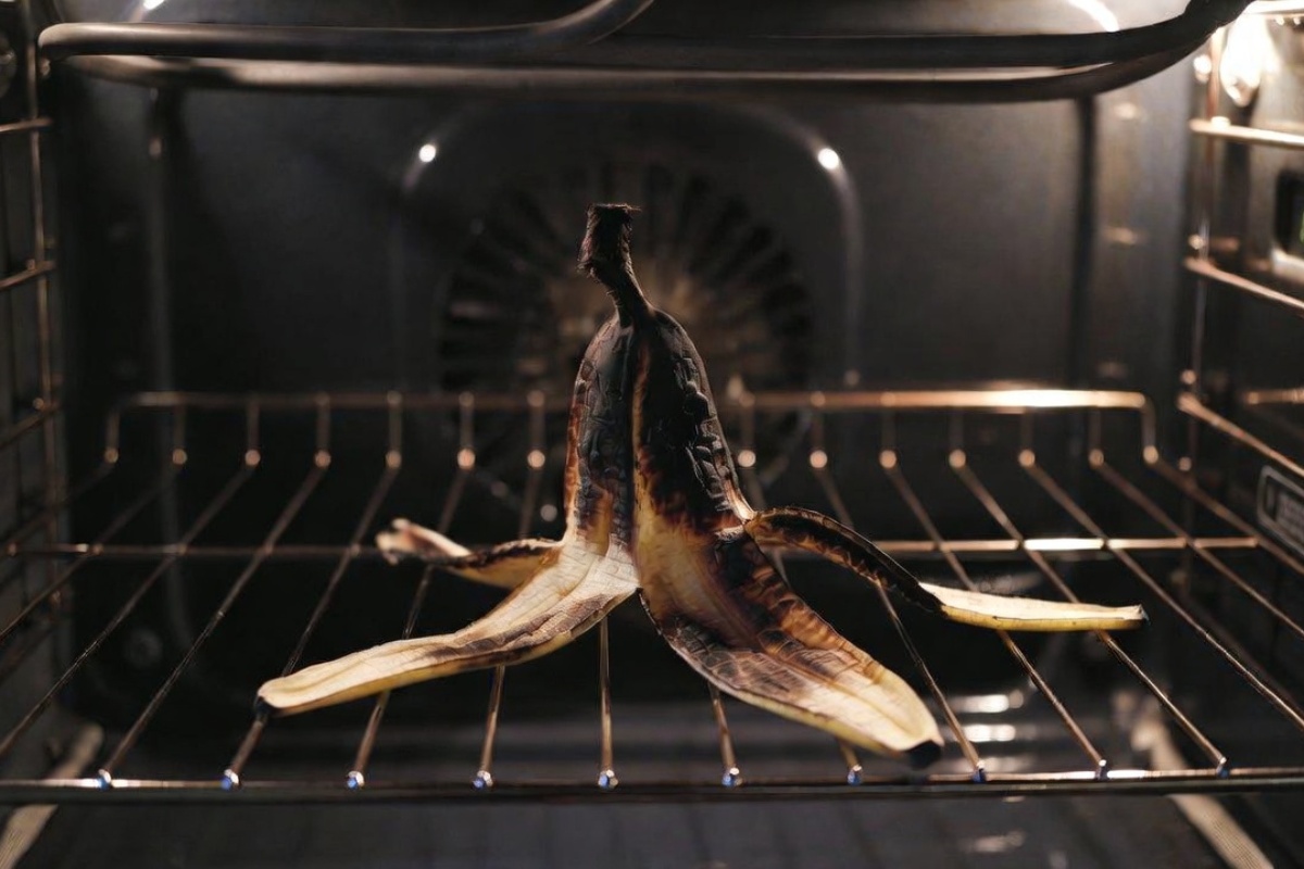 Spaljena kora banane u rerni — najbolje besplatno kalijumovo đubrivo za baštu i povrtnjak u 2026. godini – image 1