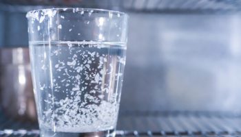 Ostavite čašu vode i krupne soli u frižideru: čemu služi i zašto stručnjaci to preporučuju – image 1