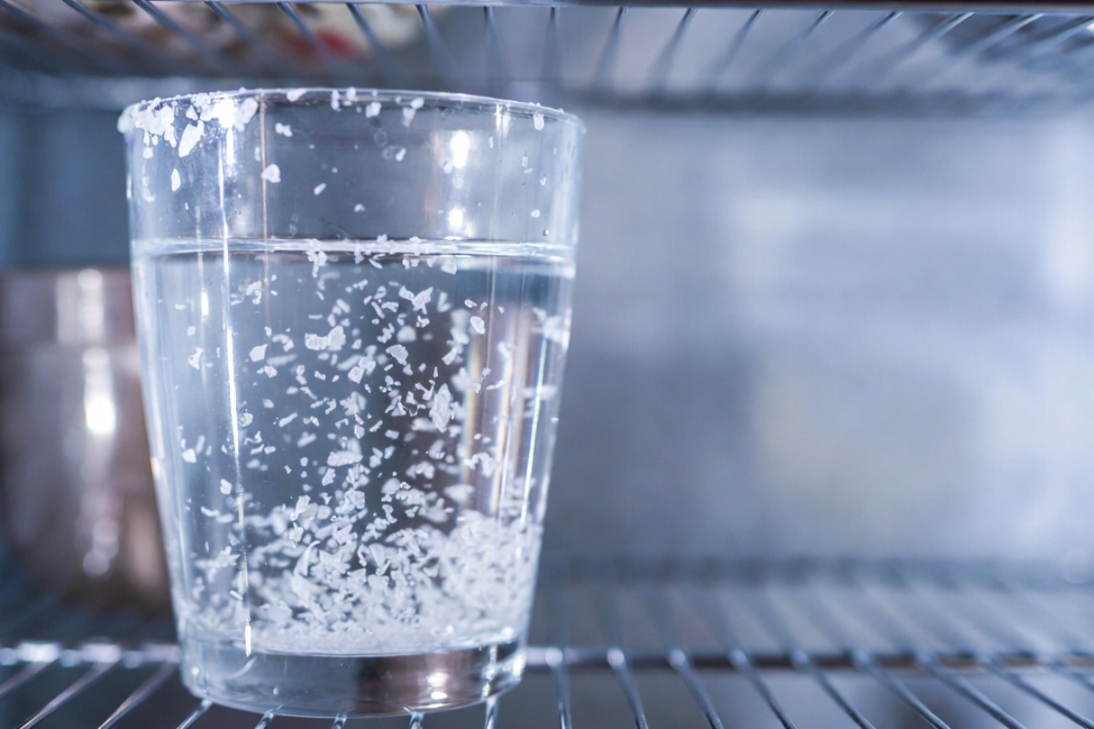 Ostavite čašu vode i krupne soli u frižideru: čemu služi i zašto stručnjaci to preporučuju – image 1