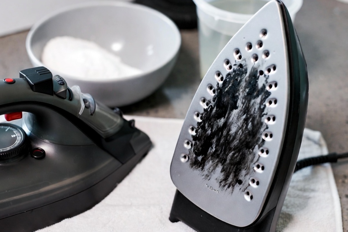 Ni soda bikarbona ni deterdžent: trik za čišćenje crnih mrlja sa pegle za 5 minuta – image 1