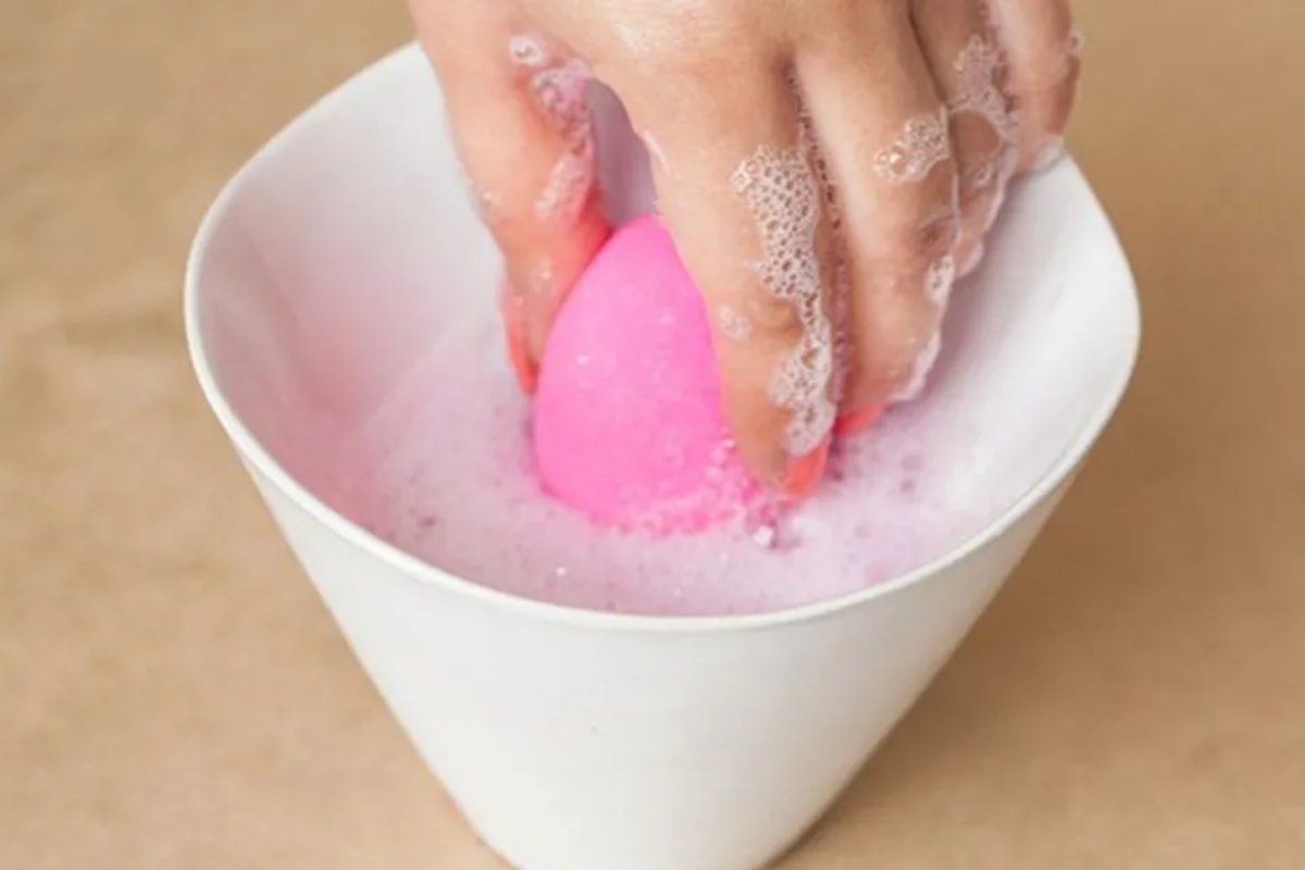 Sunđer za šminkanje biće čist i bez bakterija zahvaljujući ova 2 domaća proizvoda za čišćenje – image 1