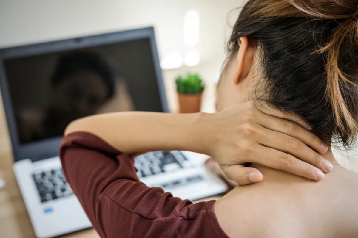 Idealno za posao: Vežba od 3 minuta koja pomaže u suzbijanju efekata višečasovnog sedenja – image 1