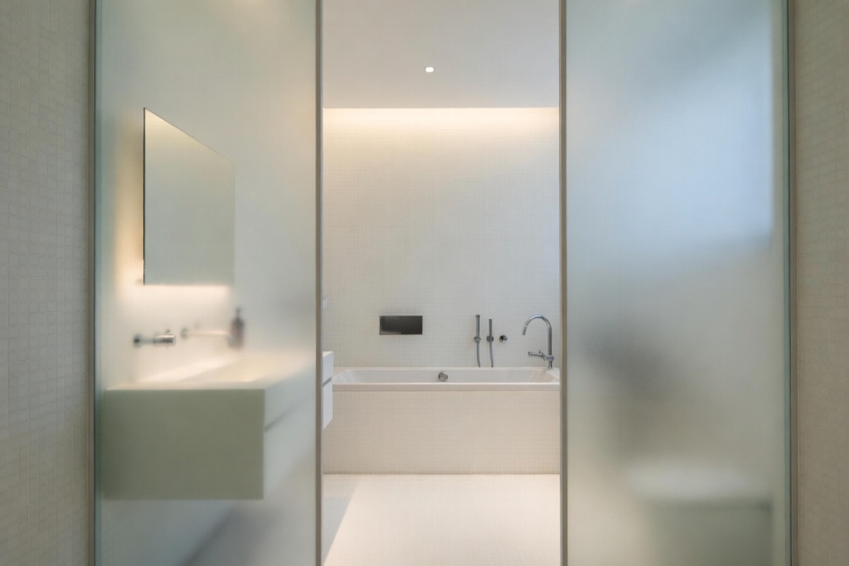 Staklene pregrade za kupatilo odlaze u prošlost: moderna alternativa koja povećava prostor i biće trend u 2026. – image 1