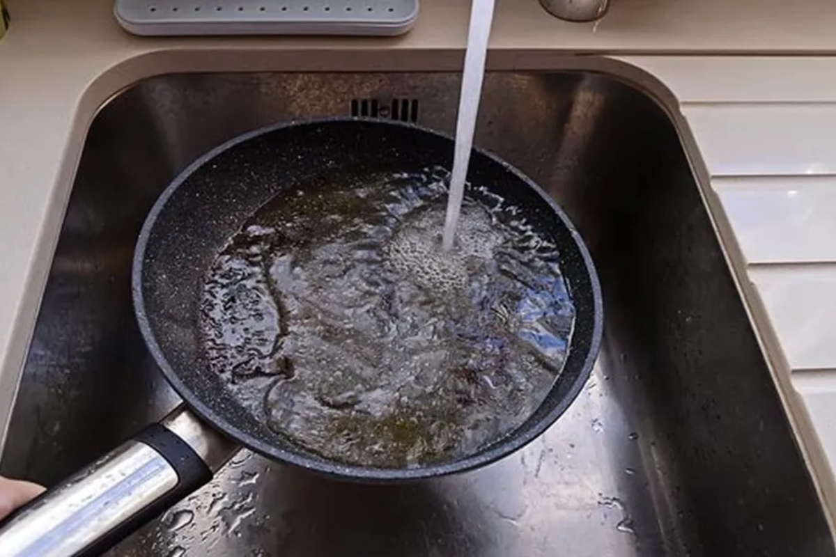 Ribanje tiganja je greška: ovaj sastojak skida masnoću bez napora – image 1