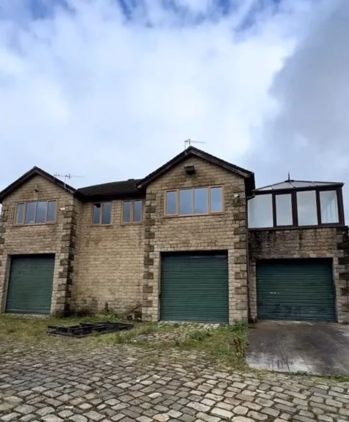 Renovirali su napušteni auto-salon, potrošili 230.000 € i sada je to kuća njihovih snova – image 1