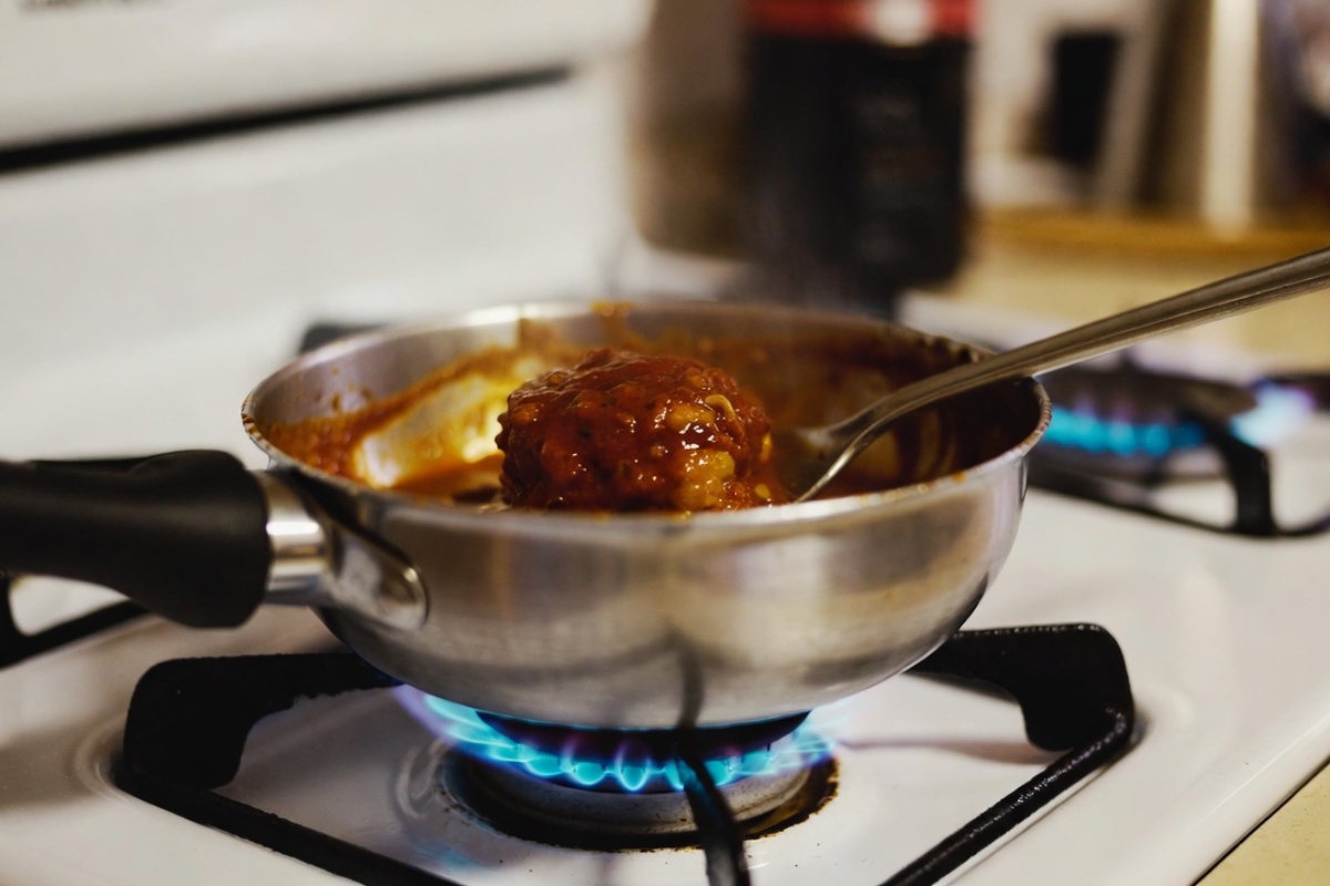 Mikrotalasna je stvar prošlosti: Sada je trend zagrevanje hrane na ovaj stari način – image 1