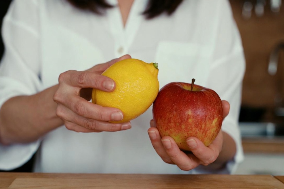 Trljanje limuna o jabuku: čemu služi ovaj trik i kada ga je najbolje primeniti – image 1
