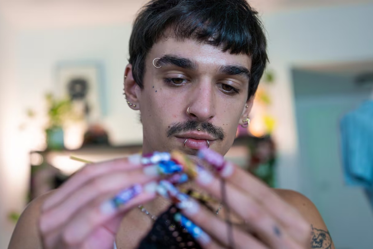 Ima 27 godina, naučio je da plete gledajući svoju baku i sada oblači poznate muzičare iz dnevne sobe svog doma – image 1