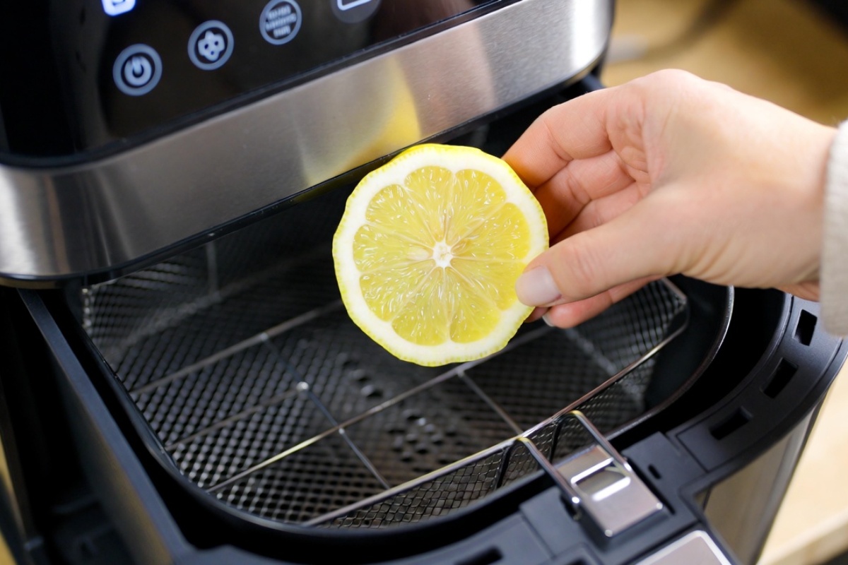 Stavite kolut limuna u fritezu na vruć vazduh: čemu služi i zašto to preporučuju – image 1