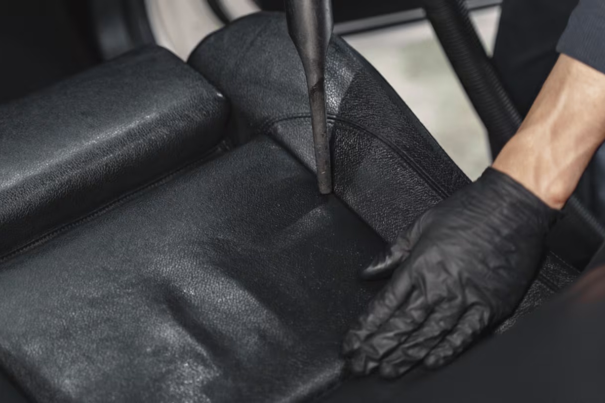 Zbogom mrljama na tapacirungu automobila: domaća mešavina za čišćenje sa 3 sastojka koja ne greši – image 1