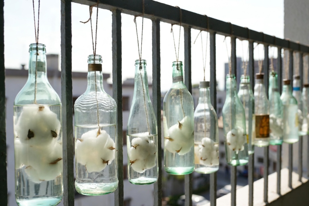 Kačenje flaša sa sirćetom i vatom na balkon: Zašto se preporučuje i čemu služi – image 1