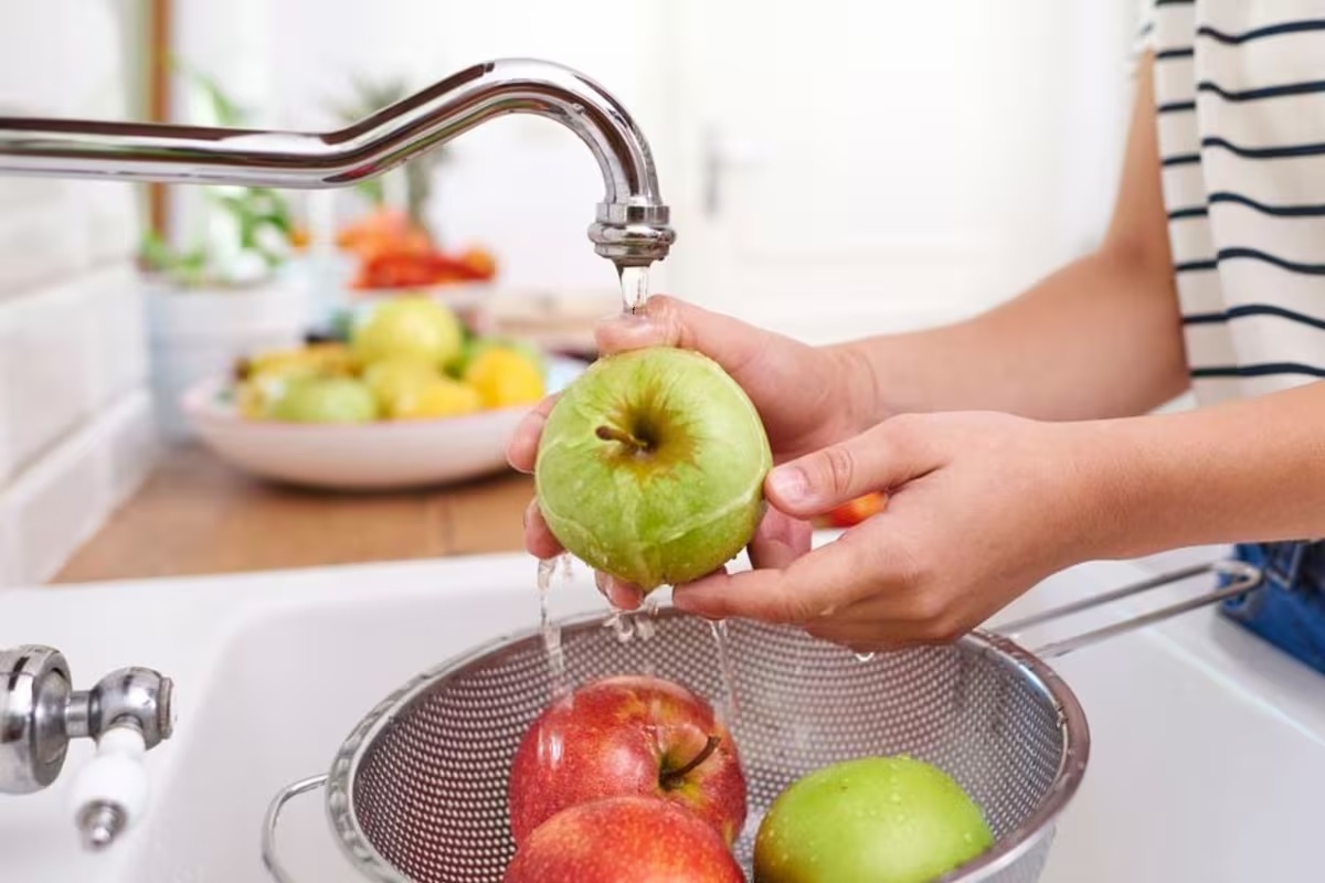 Trljanje jabuke o kuhinjsku radnu ploču: čemu služi i zašto se preporučuje – image 1