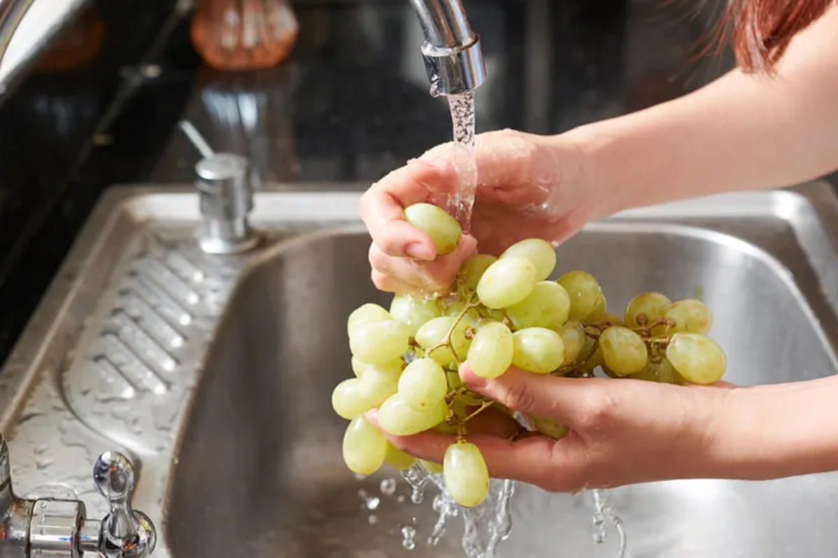 Ni sapun ni deterdžent: kako pravilno oprati voće da biste uklonili pesticide – image 1