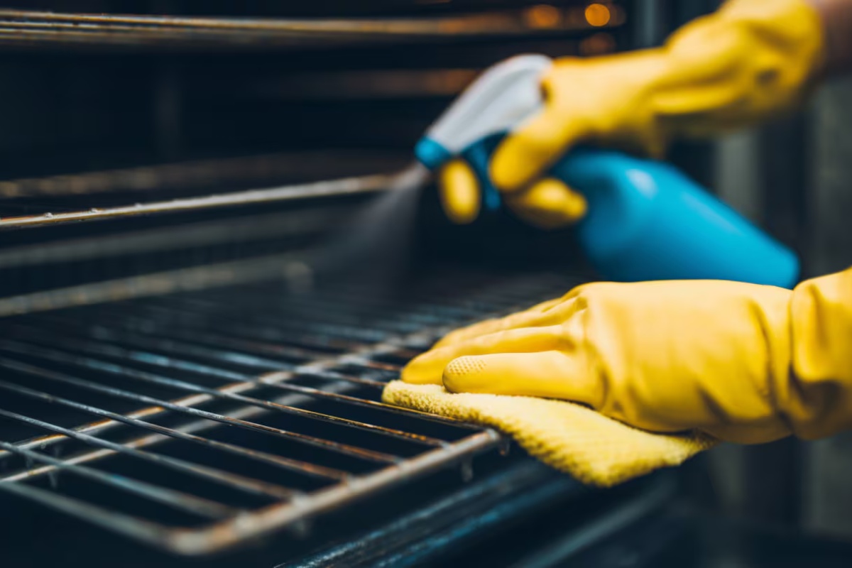 Ni odmašćivač ni deterdžent: kako lako očistiti rešetke iz rerne – image 2