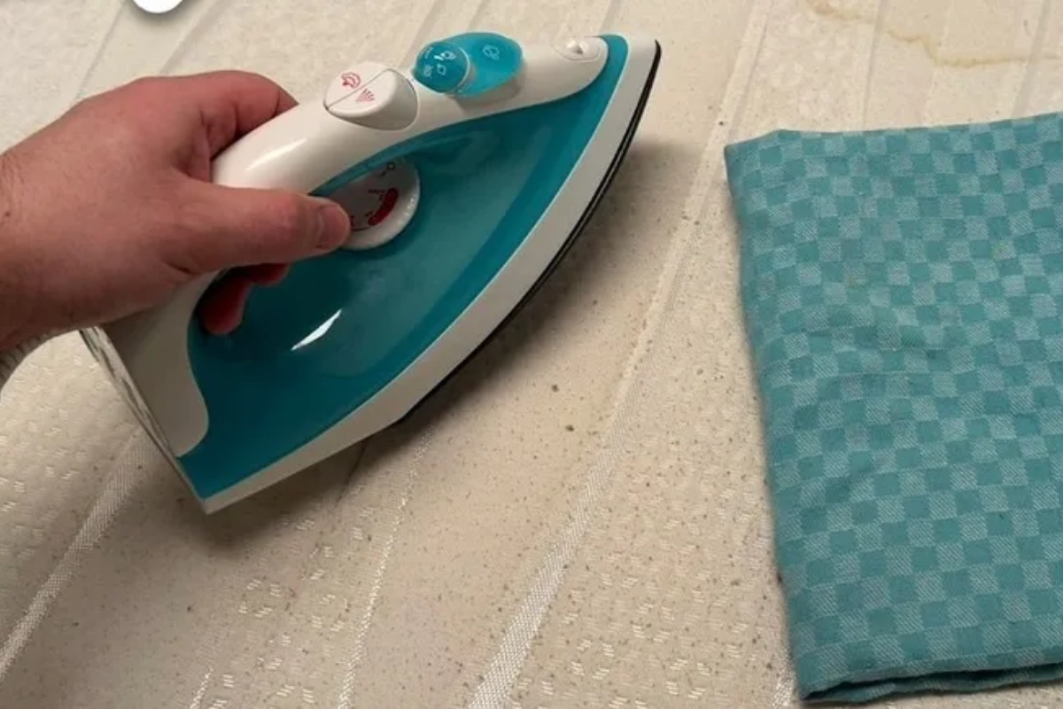 Trik sa peglom koji vraća belinu dušeku i pomaže u uklanjanju prljavštine – image 2