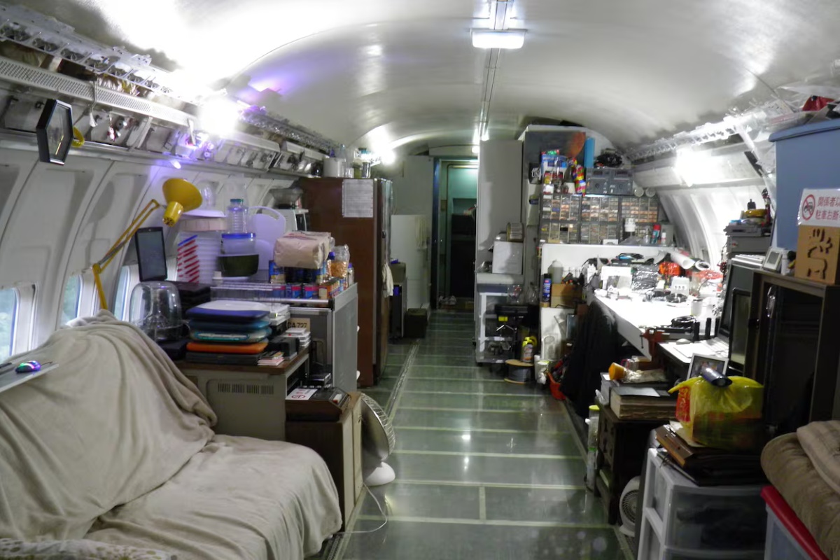 Već duže od 20 godina živi u napuštenom avionu od 100.000 € usred šume: „Neverovatno je“ – image 2