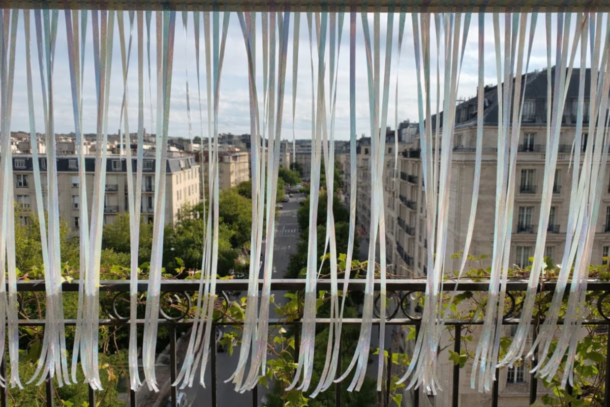 Kačenje holografskih traka na balkon: zašto se preporučuje i čemu služe – image 2