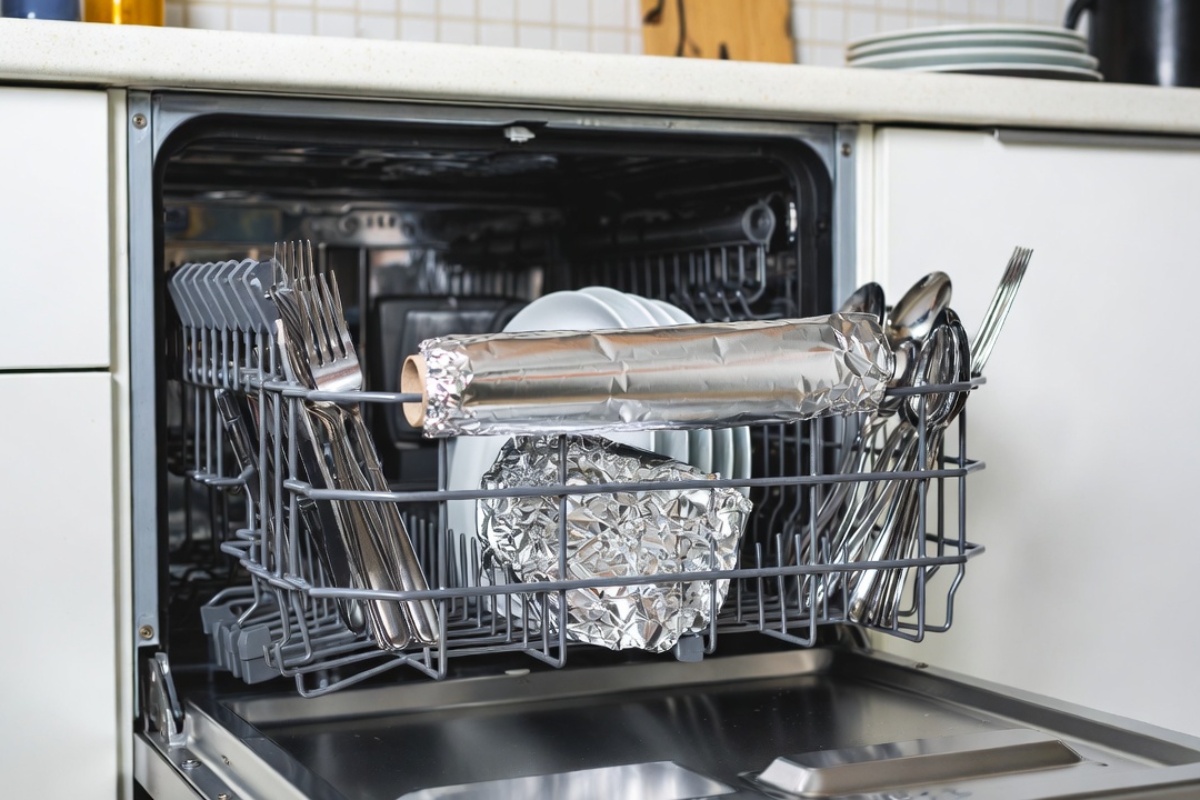 Kako da escajg zablista u mašini za sudove: nepogrešiv trik sa aluminijumskom folijom – image 2