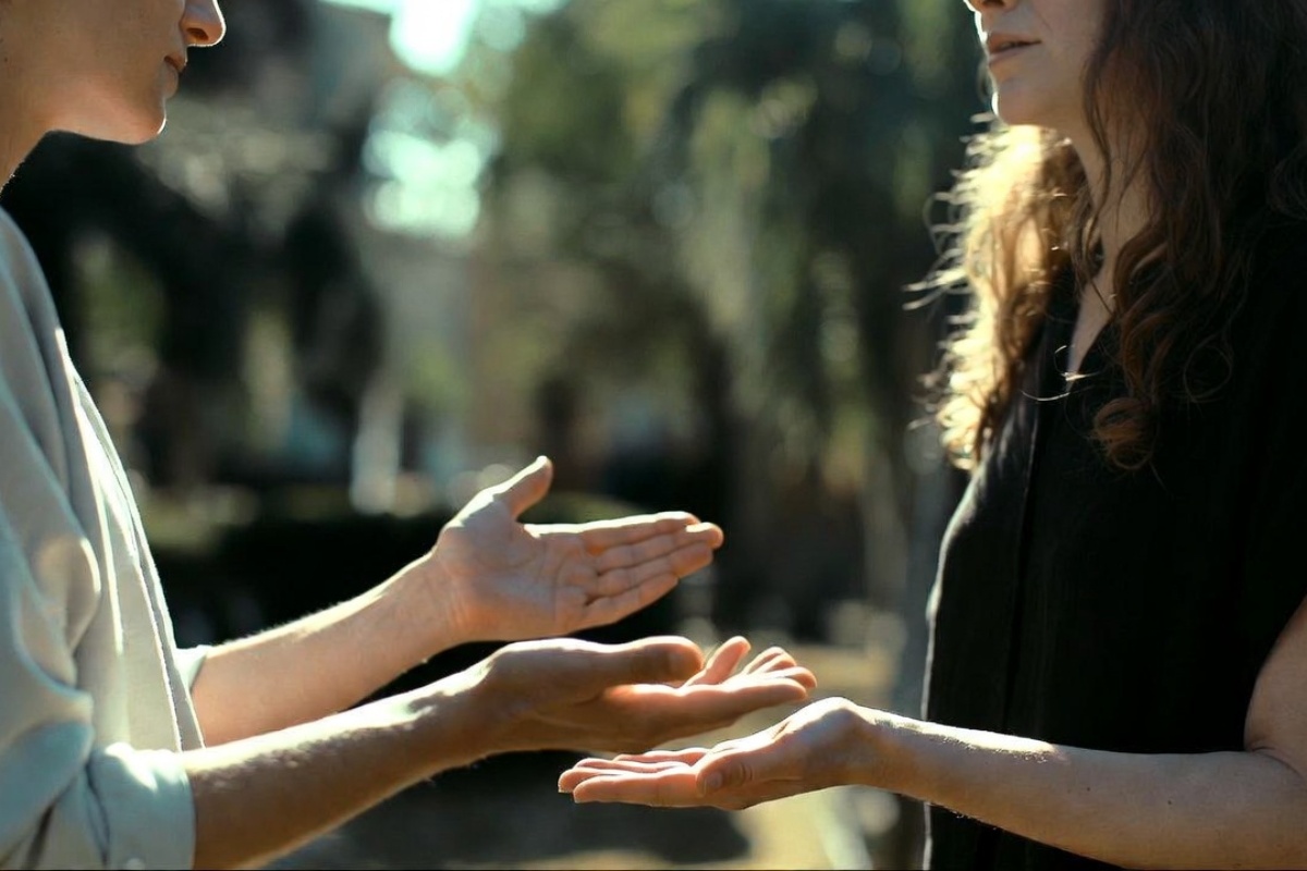 Šta znači pokazivanje dlanova tokom razgovora? Psihologija to objašnjava – image 2