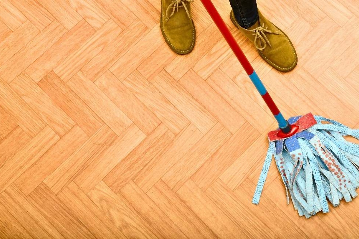 Čist i sjajan parket kao prvog dana: proizvod u kanti za brisanje zbog kojeg će pod sijati već nakon prvog poteza – image 2