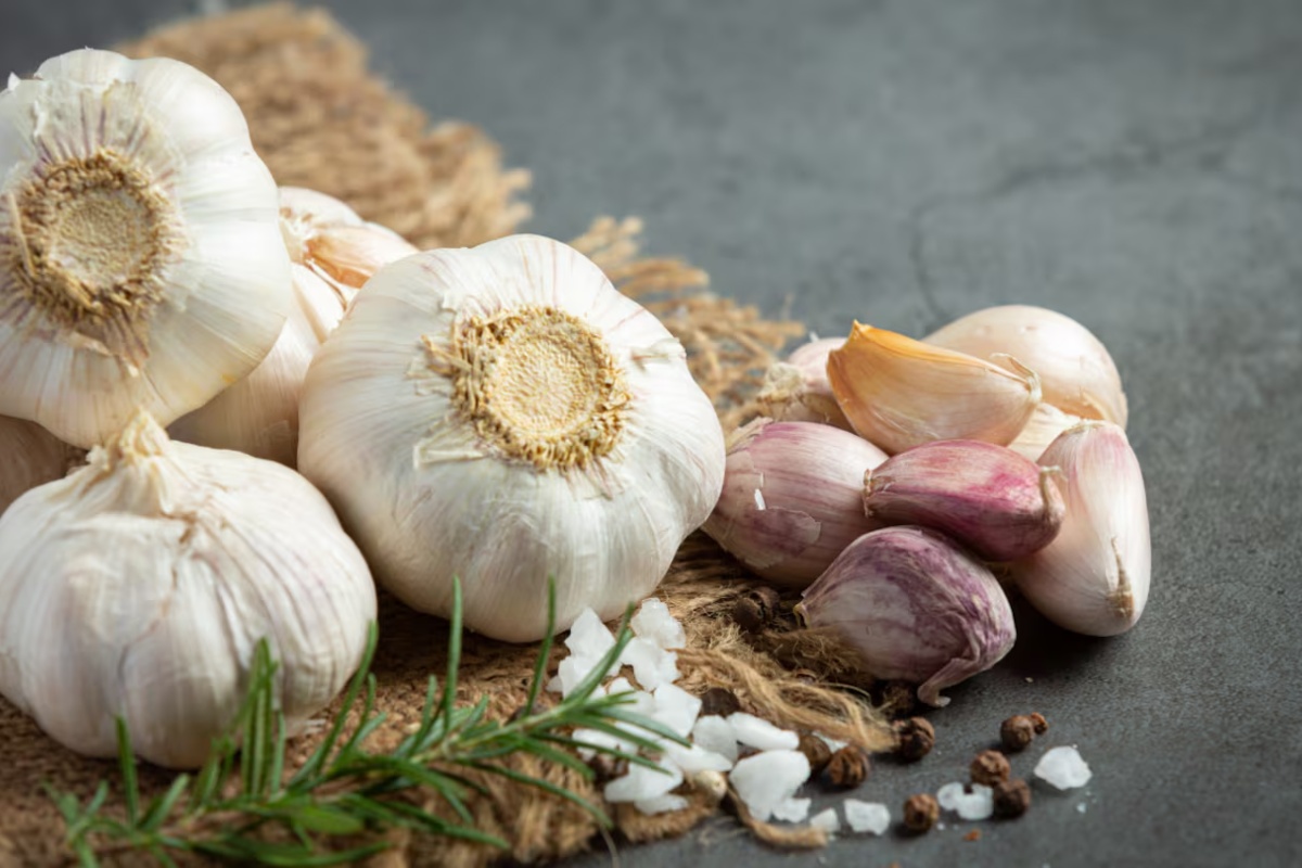 Bacanje čena belog luka u toalet šolju: čemu služi i zašto ga preporučuju – image 2