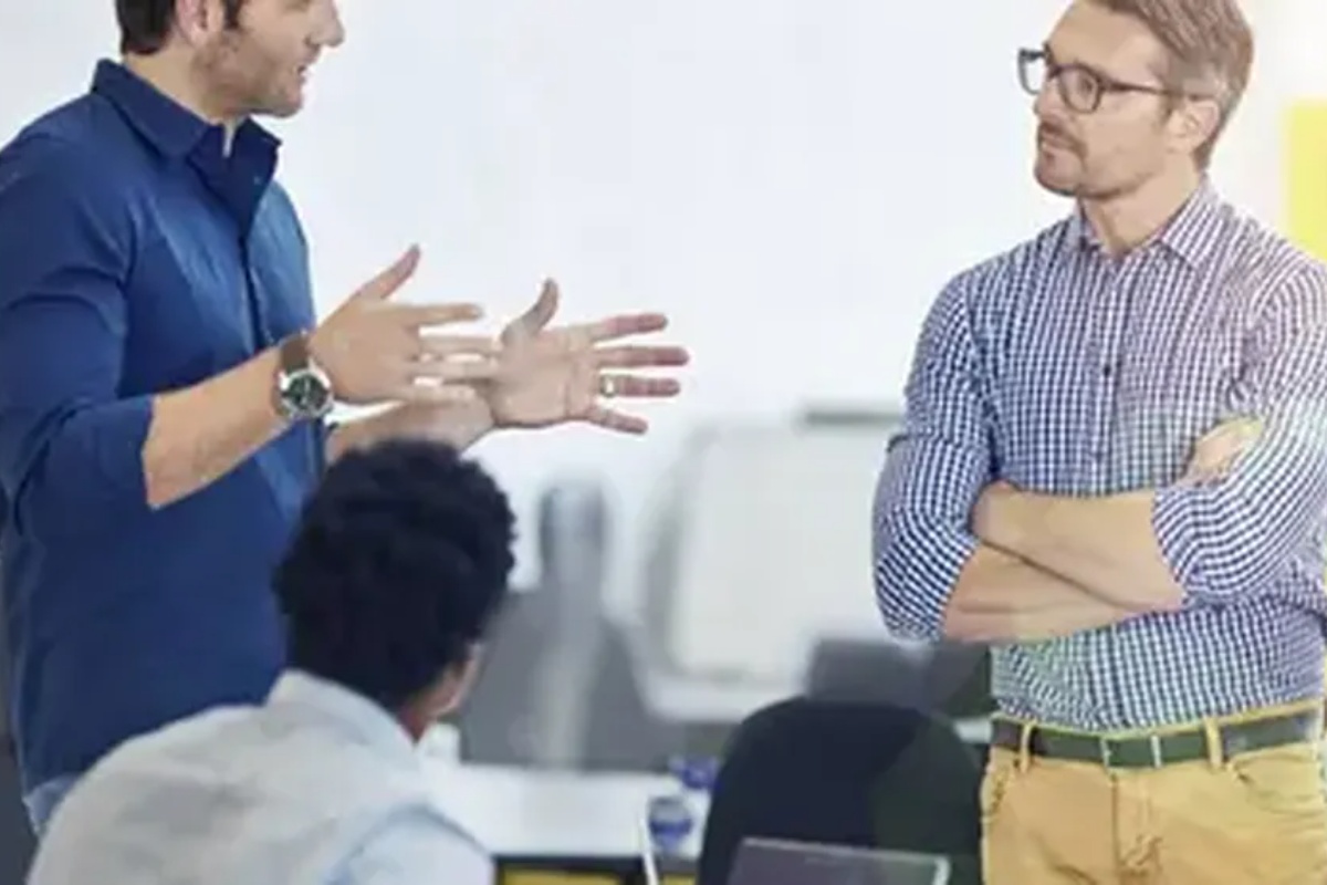 Šta znači kada prekrstite ruke dok slušate, prema psihologiji – image 2