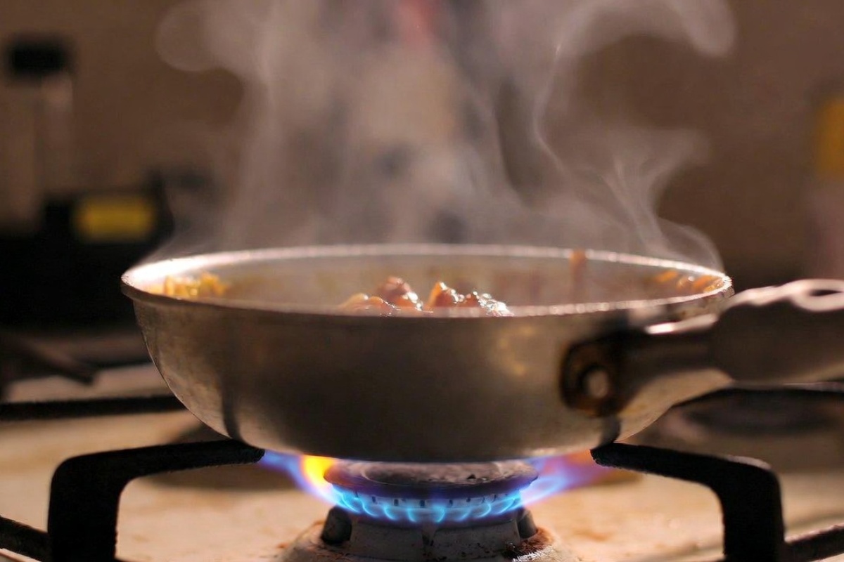 Mikrotalasna je stvar prošlosti: Sada je trend zagrevanje hrane na ovaj stari način – image 2