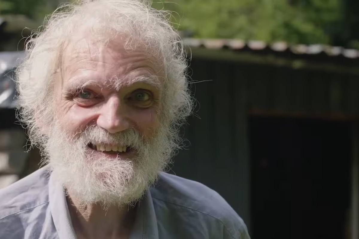 Preživeo je nasilni napad, preselio se u šumu i već 40 godina živi bez vode i struje: „Prijatno je“ – image 2