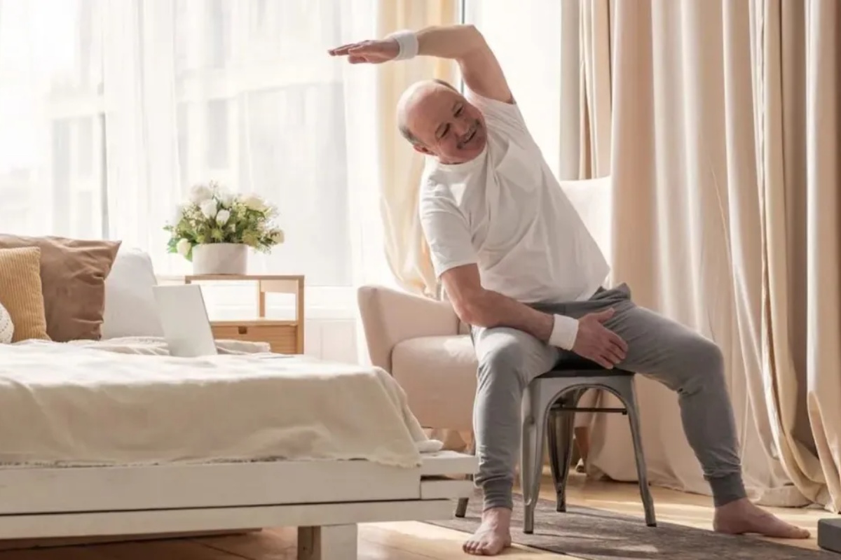 Idealno za starije od 75 godina: rutina vežbanja od 15 minuta koja se može raditi kod kuće – image 2