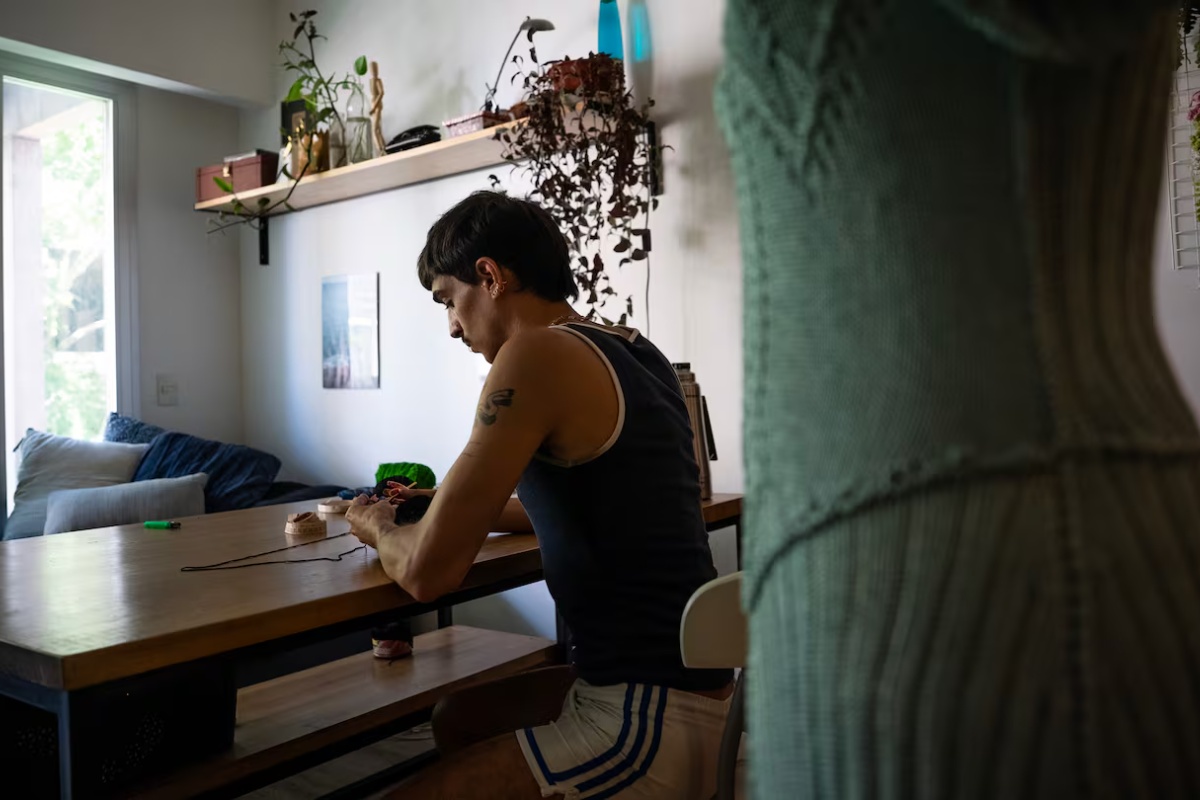 Ima 27 godina, naučio je da plete gledajući svoju baku i sada oblači poznate muzičare iz dnevne sobe svog doma – image 2