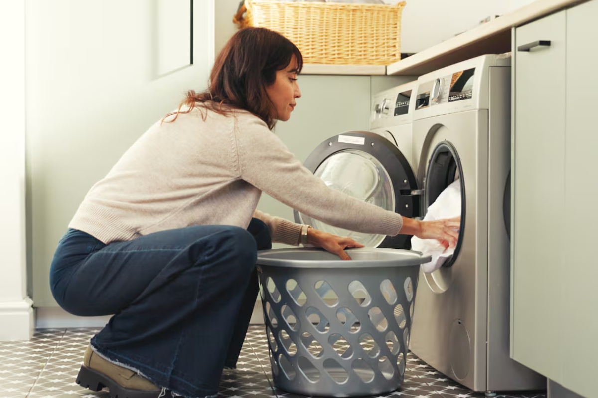 Kako prati belu odeću u mašini za veš da ostane besprekorna i da ne požuti – image 2
