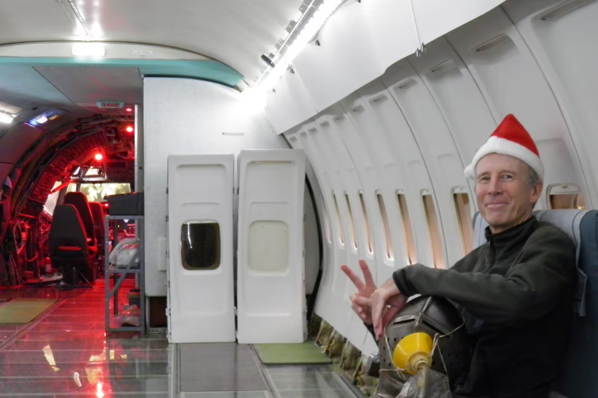 Već duže od 20 godina živi u napuštenom avionu od 100.000 € usred šume: „Neverovatno je“ – image 3