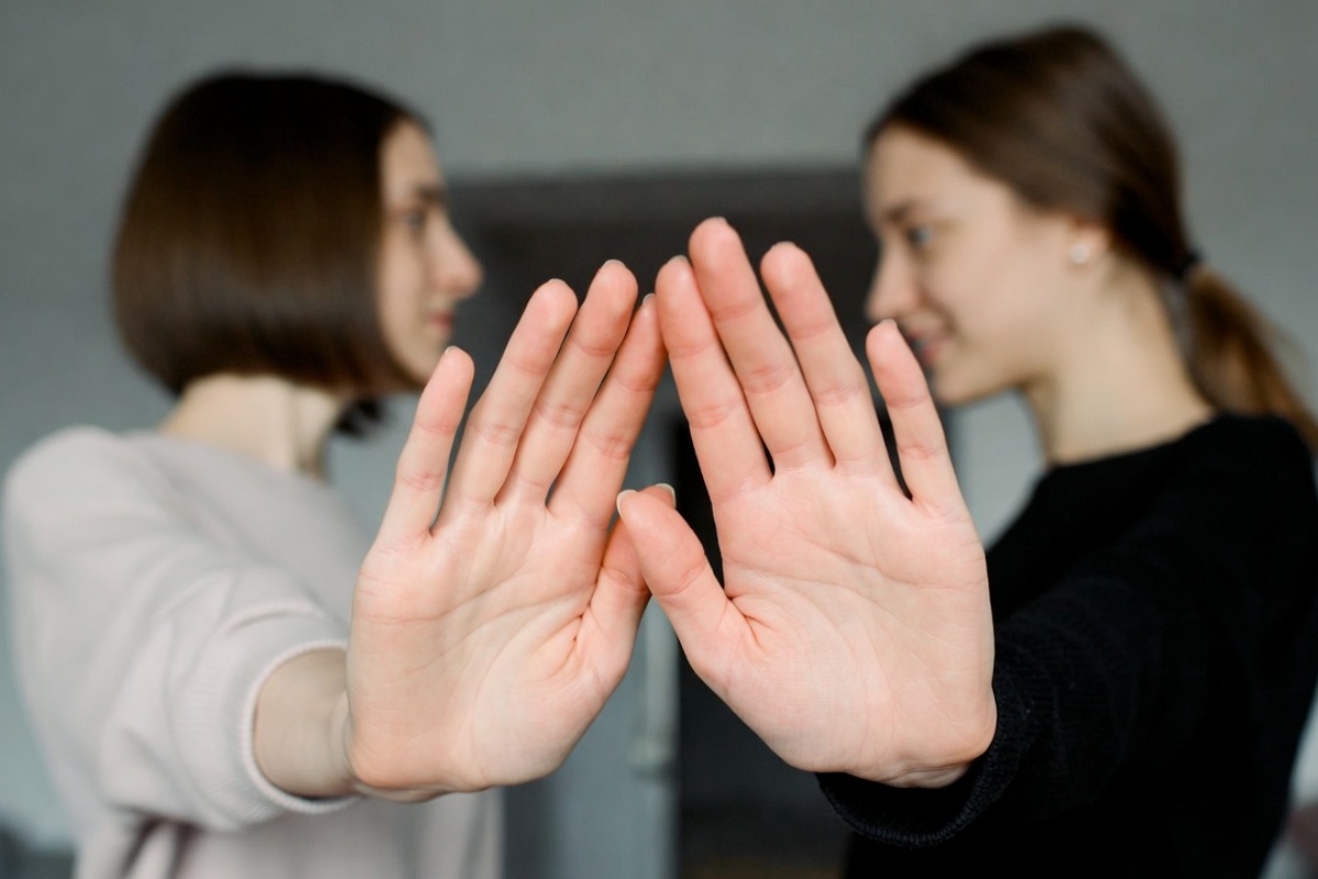 Šta znači pokazivanje dlanova tokom razgovora? Psihologija to objašnjava – image 3