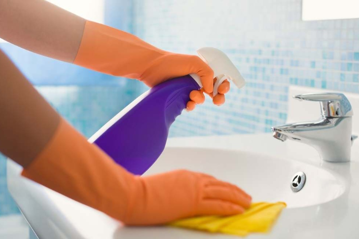 Zbogom žutim mrljama na lavabou: Tehnika za uklanjanje tvrdokornog kamenca i vraćanje bele boje bez oštećenja slavina – image 3