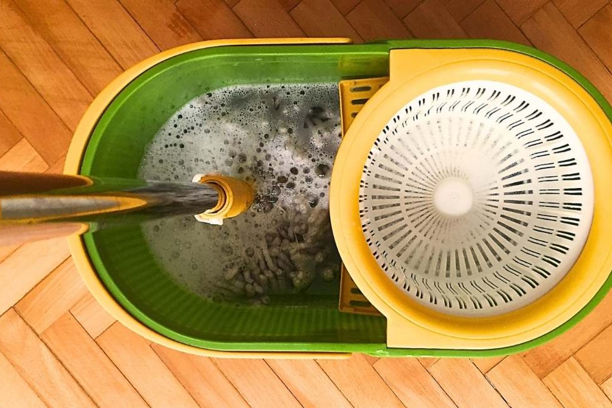 Čist i sjajan parket kao prvog dana: proizvod u kanti za brisanje zbog kojeg će pod sijati već nakon prvog poteza – image 3